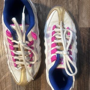 Nike Air Max 95 LE sneakers in the "Peanut Butter & Jelly" colorway.